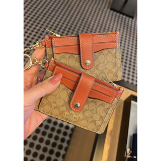 พร้อมส่ง แท้ 🇺🇸💯% New Coach  พวงกุญแจ ใส่บัตร รุ่น ATTACHMENT CARD CASE IN COLORBLOCK SIGNATURE CANVAS (COACH CE697)