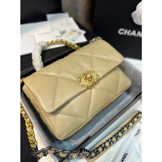 กระเป๋าสะพายข้าง  chanel  งาน original ( ออริ) หนังแท้ 100% งานสวย เป๊ะเหมือนแท้เลยค่ะ  size  26cm. ฿ Full box set