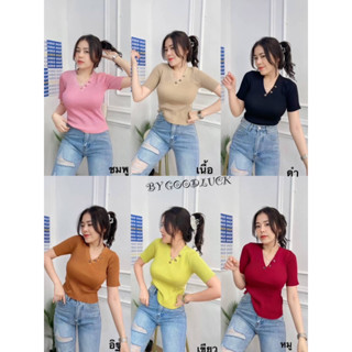 เสื้อครอปผ้าไหมพรม ทรงคอวีแขนสั้น แต่งกระดุมแถบคอ งานผ้าสีพื้น เป็นงานไหมพรมผ้าร่อง เนื้อผ้านุ่ม
