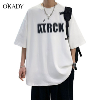 OKADY เสื้อยืดแขนสั้น คอกลม เสื้อยืดผู้ชาย ตัวอักษรสีขาว สไตส์หลวมแฟชั่นวินเท