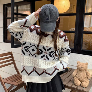 พร้อมส่ง เสื้อไหมพรมคอกลมแขนยาวสีครีมอ่อน ดีเทลผ้าทอลายกราฟฟิคโทนสีน้ำตาล ลายเกลียวสีครีมผ้าทอลายเกลียวฉลุ