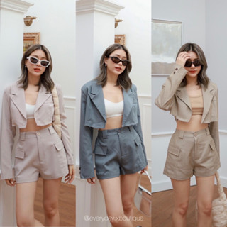 mini blazer set🫶🏻(590฿ฟรีส่ง) ชุดเซ็ตเบลเซอร์สุดปัง สำหรับซีซั่นนี้ค่า ตัวเสื้อทรงครอปเอวลอยดีเทลปลายตัดสวยดูแพงมาก glam