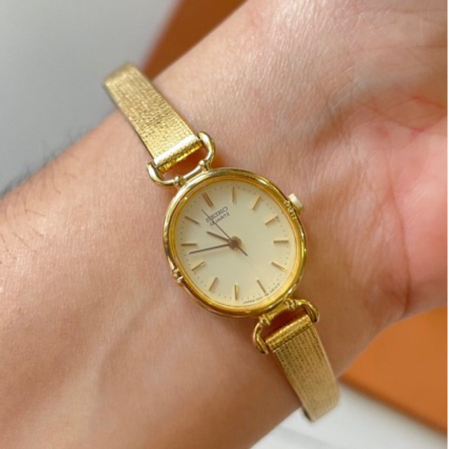 นาฬิกา Seiko Quartz ของแท้ สีทอง สำหรับผู้หญิง มือสอง