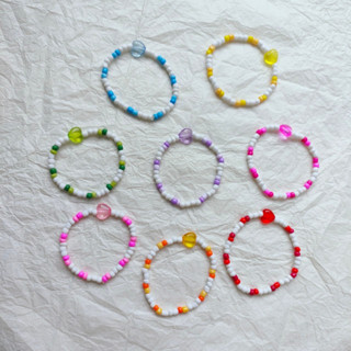 สร้อยข้อมือลูกปัดสีสลับขาว จี้หัวใจสีใส เลือกขนาดได้  กำไลแฟชั่น Handmade