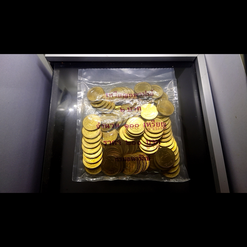 เหรียญยกถุง (100 เหรียญ) เหรียญ 2 บาท สีเหลือง ปี 2551 (ปีติดลำดับหายาก ลำดับ 2)ไม่ผ่านใช้