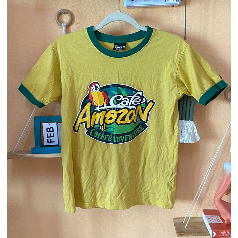เสื้อมือสอง☕️🦜🍪 เสื้อยืดคาเฟ่อเมซอน สกรีนลาย Cafe Amazon Coffee Adventure สีเหลือง สภาพดี Size L