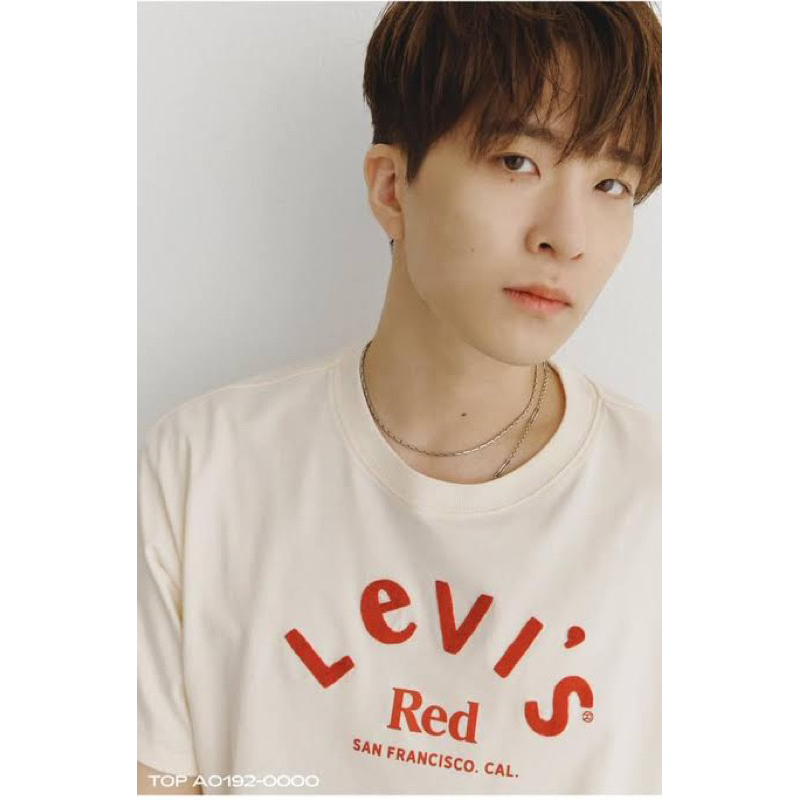 (พร้อมส่ง) เสื้อยืดยองแจ Got7 Levi’s Red สีครีม (ไซส์S)