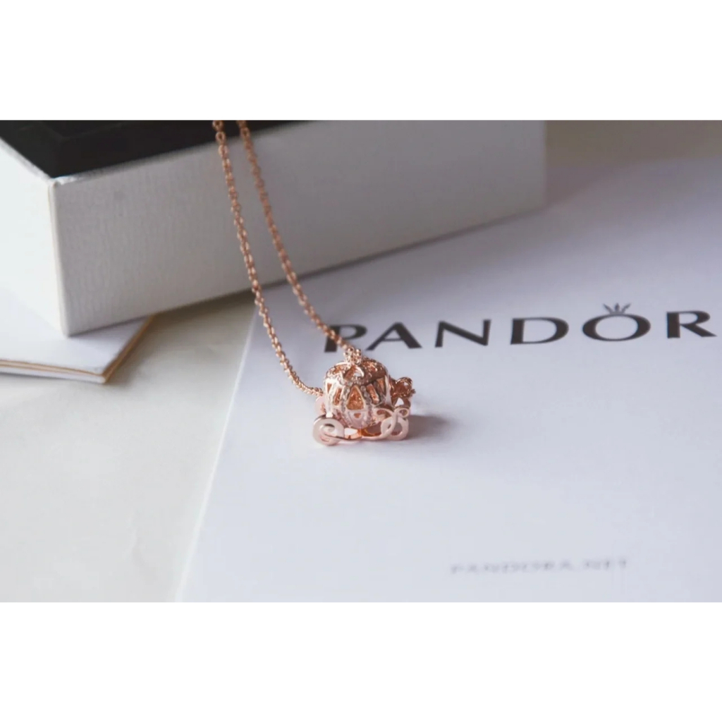 Pandora สร้อยคอ สร้อยคอพร้อมจี้ ส้อยคอแฟชั่น Sparkling Carriage Necklace ของขวัญสำหรับคนพิเศษ ของแท้ 100%