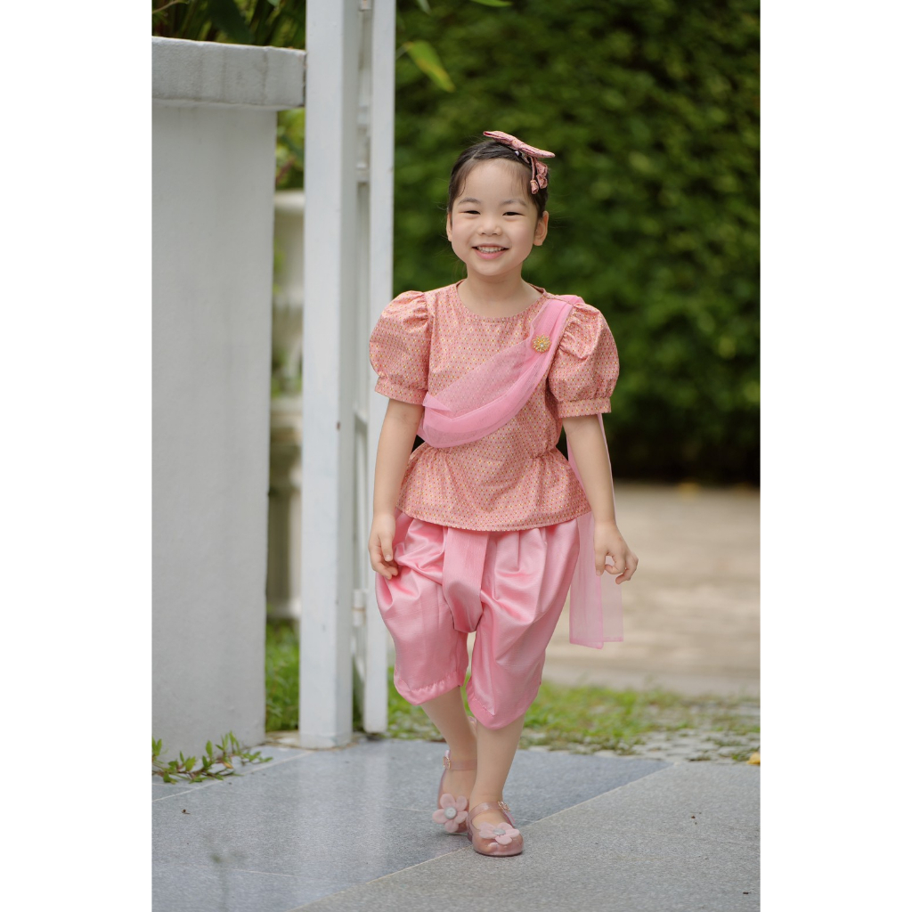ชุดไทยเด็กหญิง ลายพิกุลติดสไบ สีโอรส พร้อมกิ๊ปและเข็มกลัด