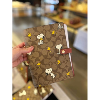 พร้อมส่ง แท้ 🇺🇸100% New Coach สมุดโน๊ต COACH X PEANUTS NOTEBOOK IN SIGNATURE CANVAS WITH SNOOPY WOODSTOCK PRINT CE961