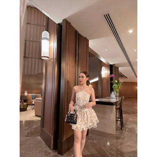 MAYFASHION เดรสสั้นผ้าแก้วผูกโบว์คอชายกระโปรงแต่งระบาย กระโปรงมีซับใน สมอคด้านหลัง