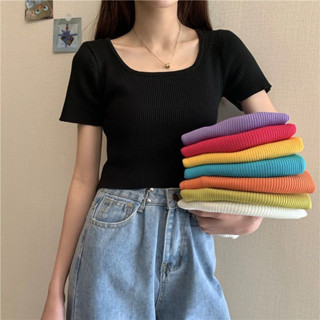 900Shop📌เสื้อครอปไหมพรมแขนสั้นคอกว้าง สีพื้น 8 สี