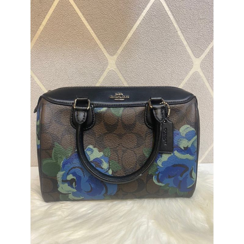 กระเป๋าCOACH ทรงหมอน ตัวCลายกุหลาบสีน้ำตาลเข้มตัดดำ