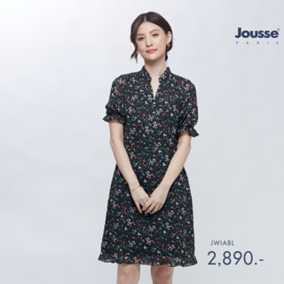 Jousse ชุดเดรส สีดำพิมพ์ลายดอกไม้สดใส คอวีแต่งกระดุมหน้า (JWIABL)