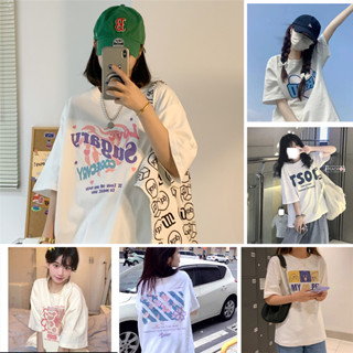 M-XXL เตรียมจัดส่ง🌸เสื้อยืดแฟชั่นเกาหลีสีขาว เสื้อผ้าผู้หญิง คอกลมแขนสั้นตัวอักษรสกรีน ลายสกรีนคมชัด สุดน่ารัก T-shirt