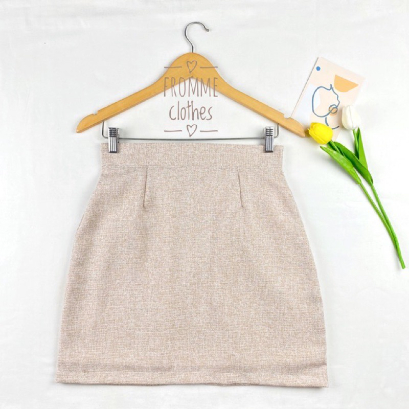 (ส่งต่อ) กระโปรงทรงเอผ้าชาแนลสีครีมร้าน fromme_clothes ค่ะ