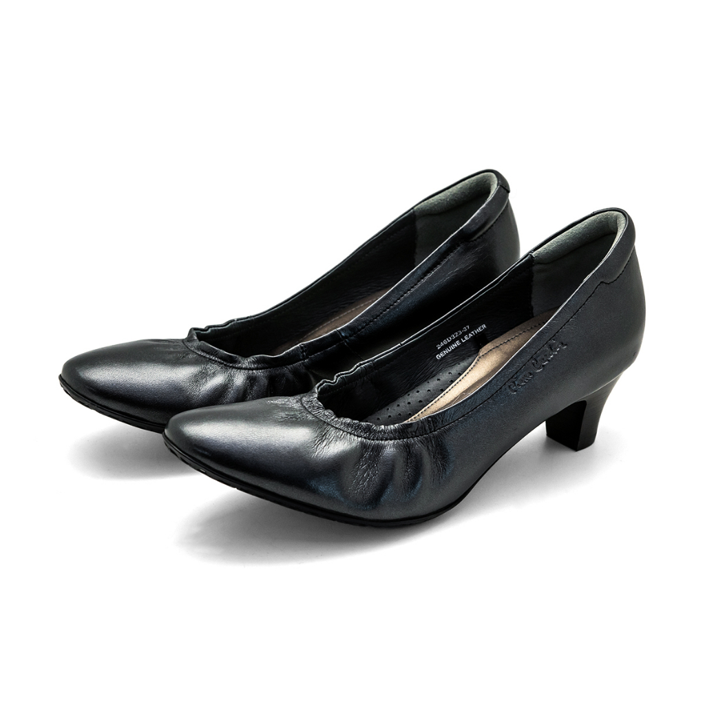 Pierre Cardin รองเท้าผู้หญิง รองเท้าส้นสูง Pump นุ่มสบาย ผลิตจากหนังแท้ สีดำเงา รุ่น 24SD323