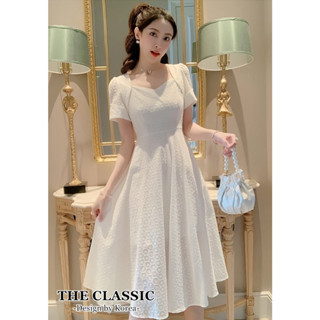 (L-2XL) The classic เดรสขาวคอมุก ใช้ผ้าเนื้อดีฉลุลวดลายปักขอบรอบตัว ช่วงคอแต่งมุกรอบคอ ช่วงล่างใช้ผ้าเยอะมาก