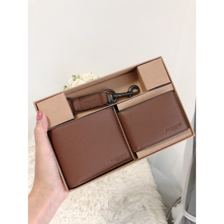 (ส่งฟรี) COACH BOXED 3-IN-1 WALLET GIFT SET กระเป๋าสตางค์ผู้ชาย+พวงกุญแจ เซ็ทสุดคุ้ม มาพร้อมกล่อง Coach ของแท้