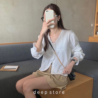 Jeena White Top เสื้อเชิ้ตทรงคอวี แขนยาว กระดุมหน้า ดีไซน์เย็บจับจีบช่วงอก และช่วงแขน