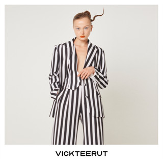 VICKTEERUT Black &amp; White Oversized Striped Blazer เสื้อเบลเซอร์ โอเวอร์ไซส์ ลายทางสีขาวดำ