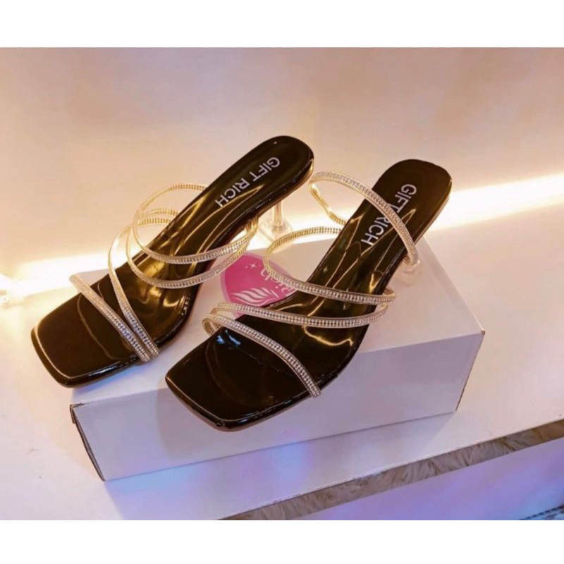ส่งต่อ รองเท้าส้นสูง ร้าน Gift rich (พร้อมส่ง!!!)
