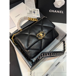 กระเป๋าสะพายข้าง  chanel  งาน original ( ออริ) หนังแท้ 100% งานสวย เป๊ะเหมือนแท้เลยค่ะ  size  26cm. ฿ Full box set