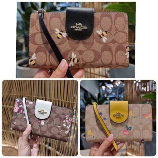 COACH TECH PHONE WALLET กระเป๋าสตางค์พร้อมสายคล้องมือ