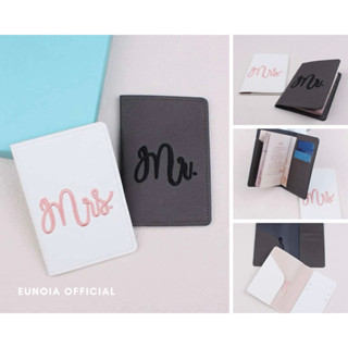 [พรีออเดอร์] กระเป๋าใส่พาสปอร์ต ซองใส่ Passport (B3069) ลายปัก Mr &amp; Mrs 👩‍❤️‍💋‍👨