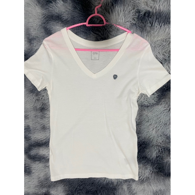 เสื้อยืดสีขาวคอวีแบรนด์ cpsแท้