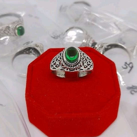 แหวนผู้ชายเงิน พลอยเขียวมรกต เสริมมงคล พร้อมส่ง