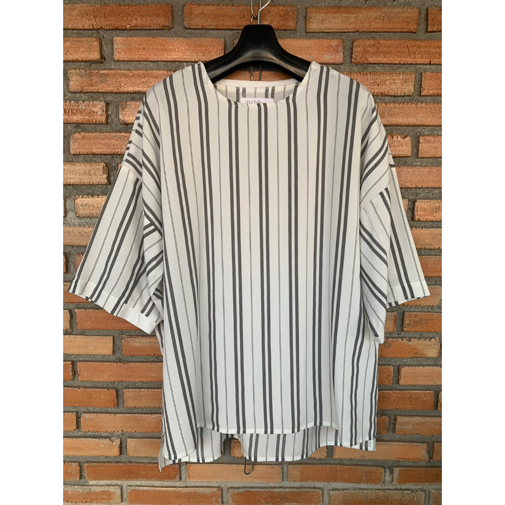 เสื้อคอกลมสีขาวลายทางสีเทา (Over Size) หน้าสั้นหลังยาว Dal Fellow Size M อก 50” เอว 50” ยาวหน้า 26” 