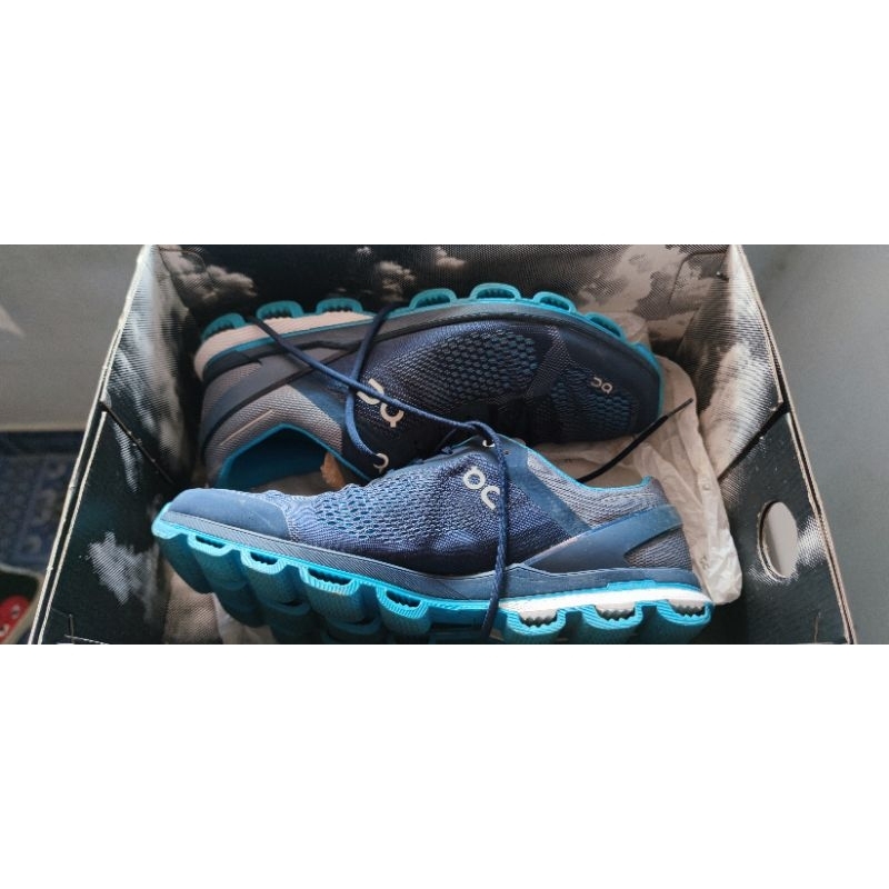 รองเท้าผ้าใบ On Cloud