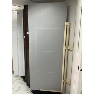 ประตู UPVC ใช้ภายนอก PRM003 สีเทา 80x200 ไม่เจาะ Polywood  บานประตูเซาะร่อง Revo Series PRM-003 สีเทาลายไม้