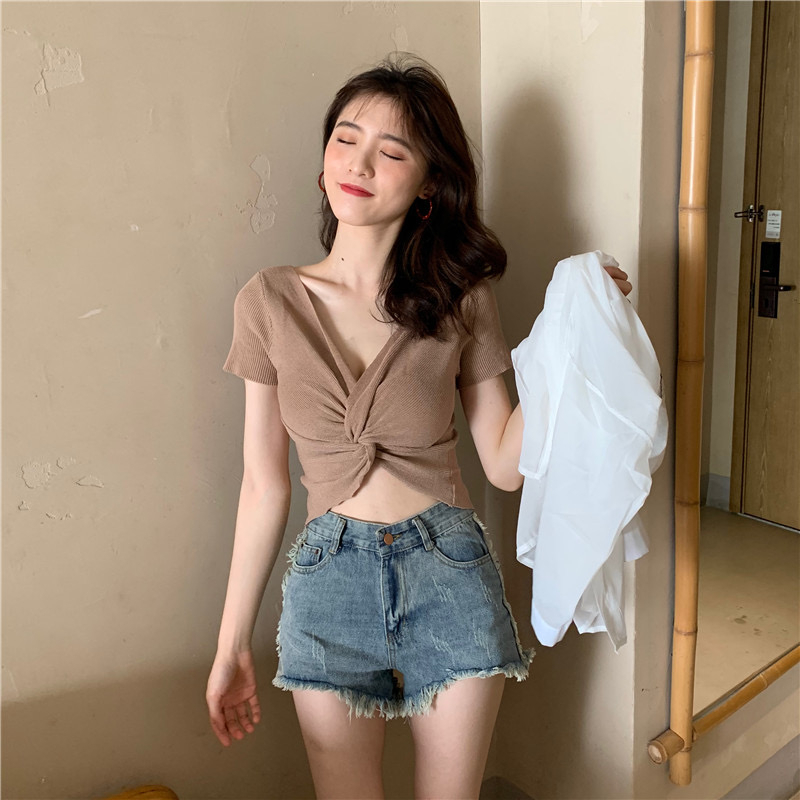 (พร้อมส่ง/ใหม่)#11031เสื้อยืดผู้หญิงคอวีแขนสั้นสลิมฟิตเวอร์ชั่นเกาหลีของเก๋ฤดูร้อนใหม่2025