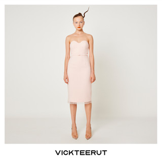 VICKTEERUT Pleated Tulle Strapless Dress เดรสเกาะอก ตกแต่งเข็มขัด ผ้าทูลอัดพลีท