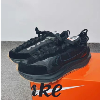 (ของแท้ 100%)sacai x Nike Vaporwaffle "Black and Gum"