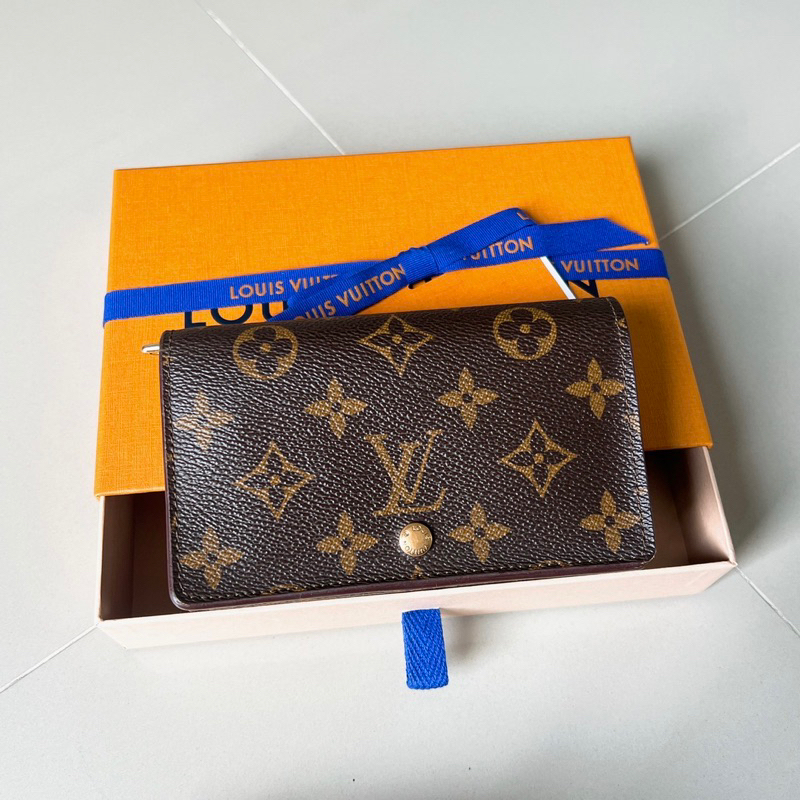 Lv Tresor wallet มือสองของแท้💯ค่ะ (รบกวนทั่กแชทก่อนสั่งค่ะ)