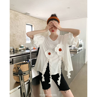 😘พร้อมส่ง!! เสื้อยืดแขนสั้นแขนวอลลุ่ม เเต่งดอกไม้🌼 ทั้งด้านหน้า-หลัง