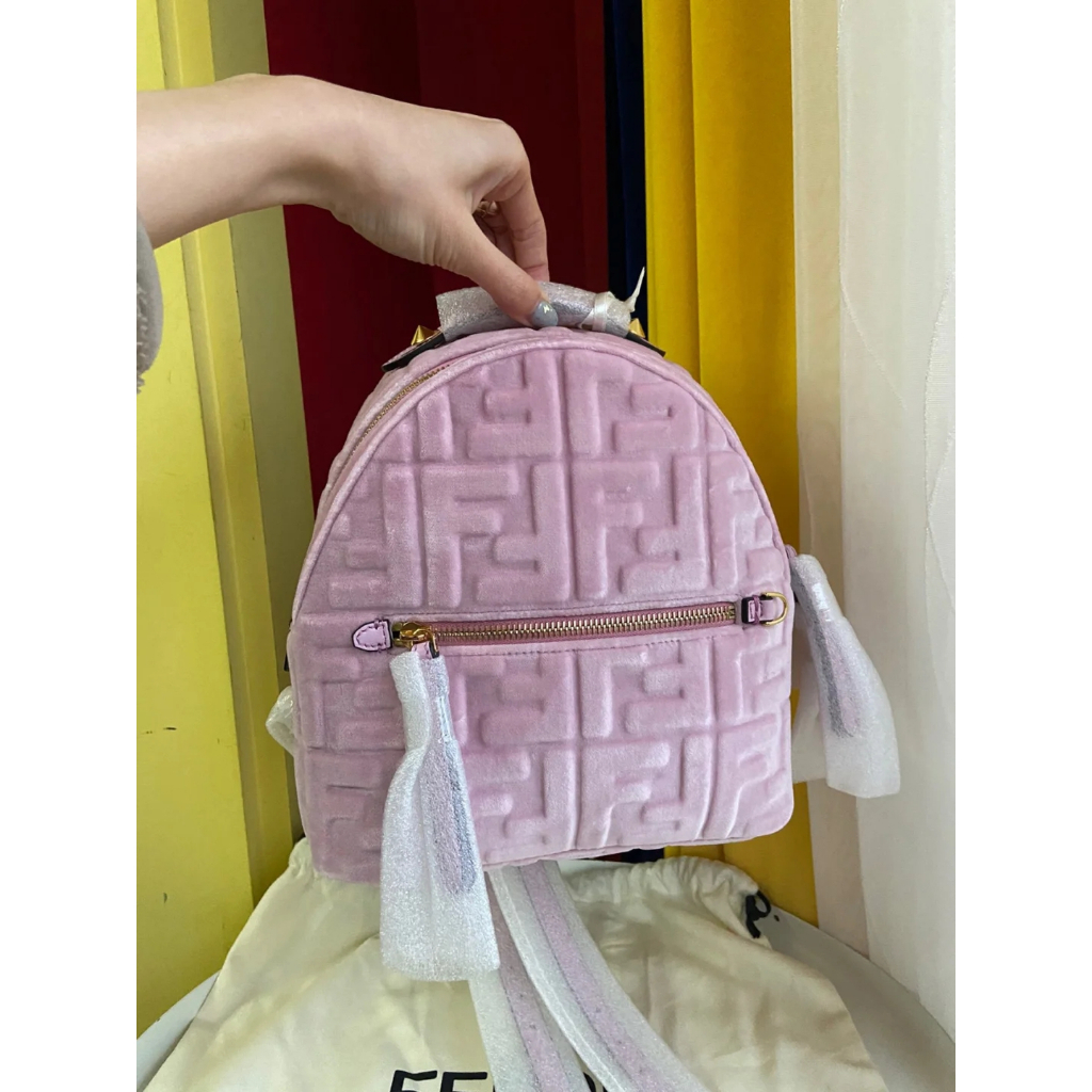 Fendi ฟินดี้ แฟชั่นสำหรับผู้หญิง MINI กำมะหยี่ ลายนูน FF กระเป๋าสะพายหลัง กระเป๋าเป้สะพายหลัง กระเป๋