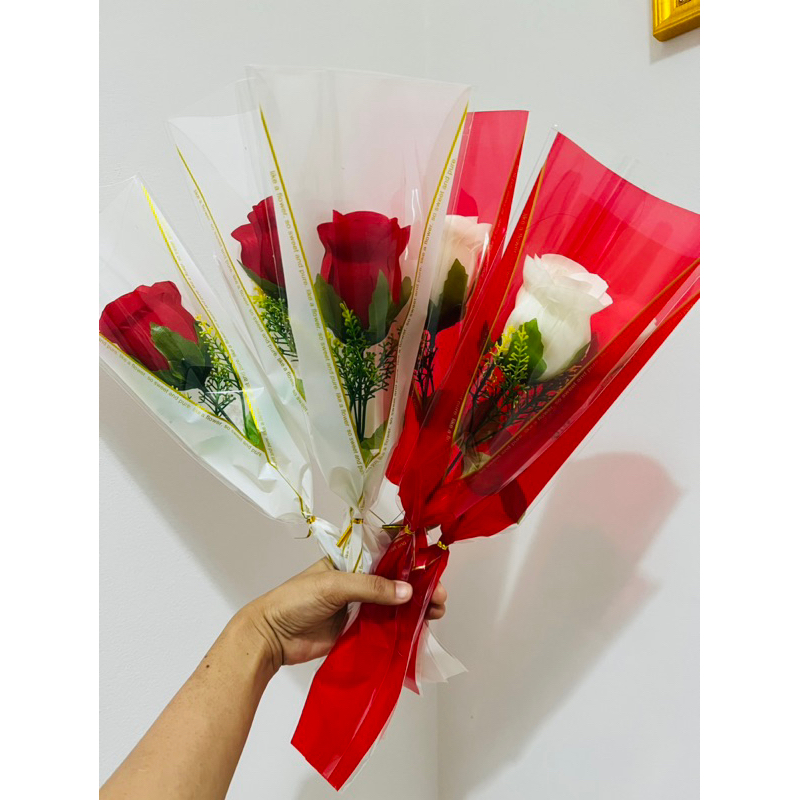 ดอกกุหลาบ 🌹ดอกกุหลาตูมดอกใหญ่แซมดอกสร้อยทอง แซมใบ+ซอง ผูกริบบิ้นลวดสีทอง 🌹 ดอกกุหลาบวาเลนไทน์ ปัจฉิม รับปริญญา