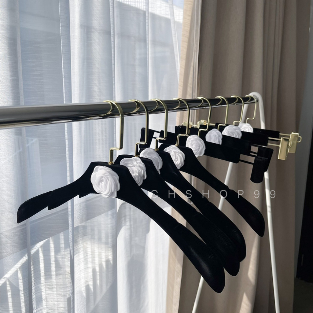 ไม้แขวนเสื้อดอกไม้กำมะหยี่สีดำ ไม้แขวนเสื้อCAHNAL ตะขอสีทอง มีแถบกันลื่น