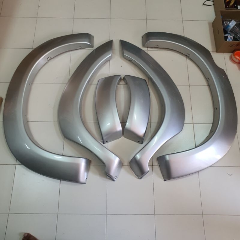 คิ้วล้อ toyota vigo และ vigo champ สีบรอนซ์ รหัสสี 1C0 ใส่ปี 2005 - 2010 และปี 2011 - 2014  ขนาด 6 นิ้วเรียบ ทรงห้าง