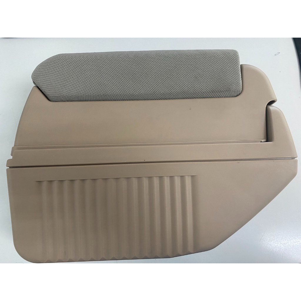 กล่องที่พักแขน Ertiga