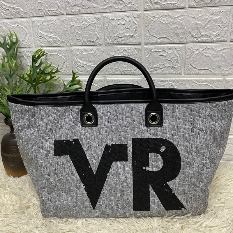 กระเป๋าถือ Valentino Rudy กว้าง 13.5 สูง 10 ก้นและข้าง กว้าง 7 นิ้ว ใบใหญ่ใส่ของได้เยอะ ไม่มีสายยาว 