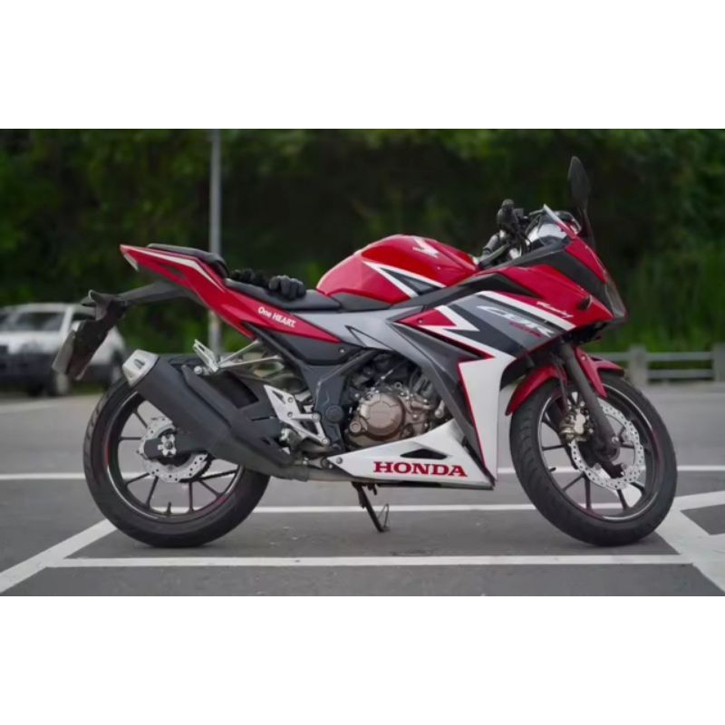 Honda CBR150R is powered by a 149.16 cc engine, and has a 6-Speed gearbox.