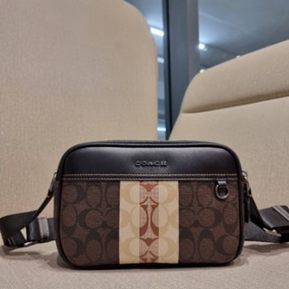 COACH C9965 GRAHAM CROSSBODY IN BLOCKED SIGNATURE CANVAS WITH VARSITY STRIPE กระเป๋าสะพายข้างผู้ชาย