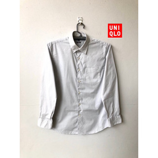 เสื้อเชิ้ต Fine Cloth Easy Care แบรนด์ Uniqlo แขนยาว ทรงเข้ารูป ปกกระดุม ลายวงกลมเล็ก มือสอง สภาพใหม่