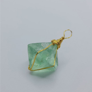 [พร้อมส่ง]จี้ลวดดัด จี้พลอยฟลูออไรต์แท้ Handmade Green Fluorite Pendant ฟลูออไรต์ธรรมชาติสีเขียว จี้ทำมือ หินโอรา ของแท้