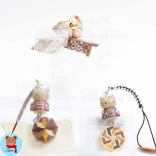 Hakone Netsuke (year2003)Hello Kitty Souvenir mobile keychains from Japan Sanrio🇯🇵พวงกุญแจ คิตตี้ ของฝากจากญี่ปุ่น สีไม้